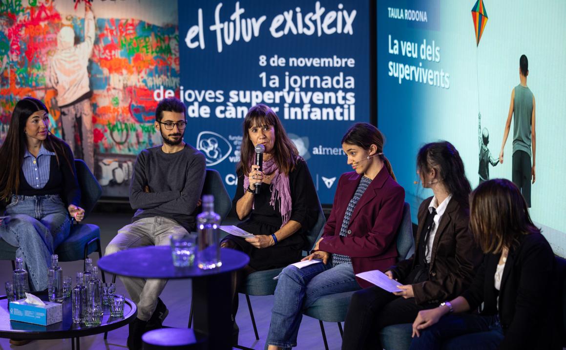 Mesa de jóvenes supervivientes moderada por Yolanda Valle, coordinadora del programa NES