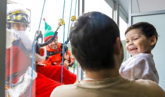 El Pare Noel saluda els pacients de l'Hospital Germans Trias