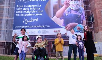 Niños y niñas frente al Pabellón de la Victoria