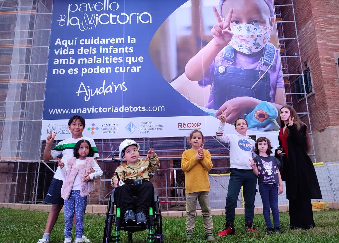 Niños y niñas frente al Pabellón de la Victoria