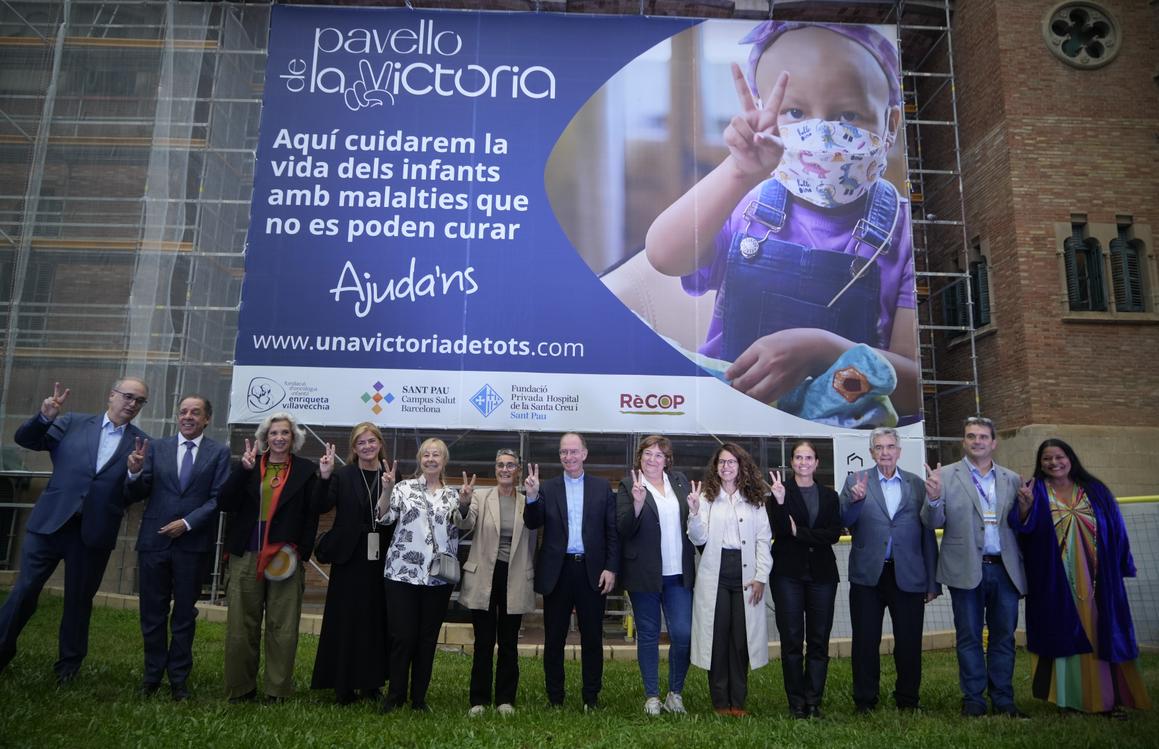 Autoridades presentes en el acto frente al Pabellón de la Victoria