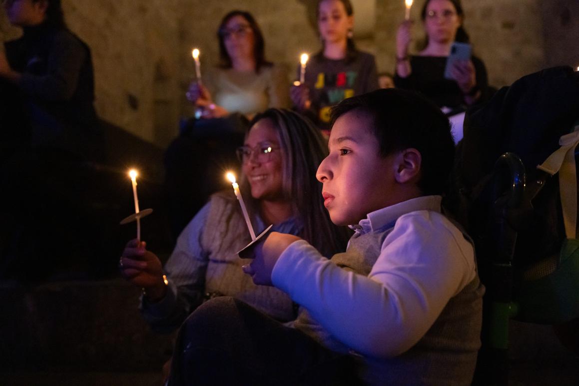 Encendido de velas durante 'El cant dels ocells'