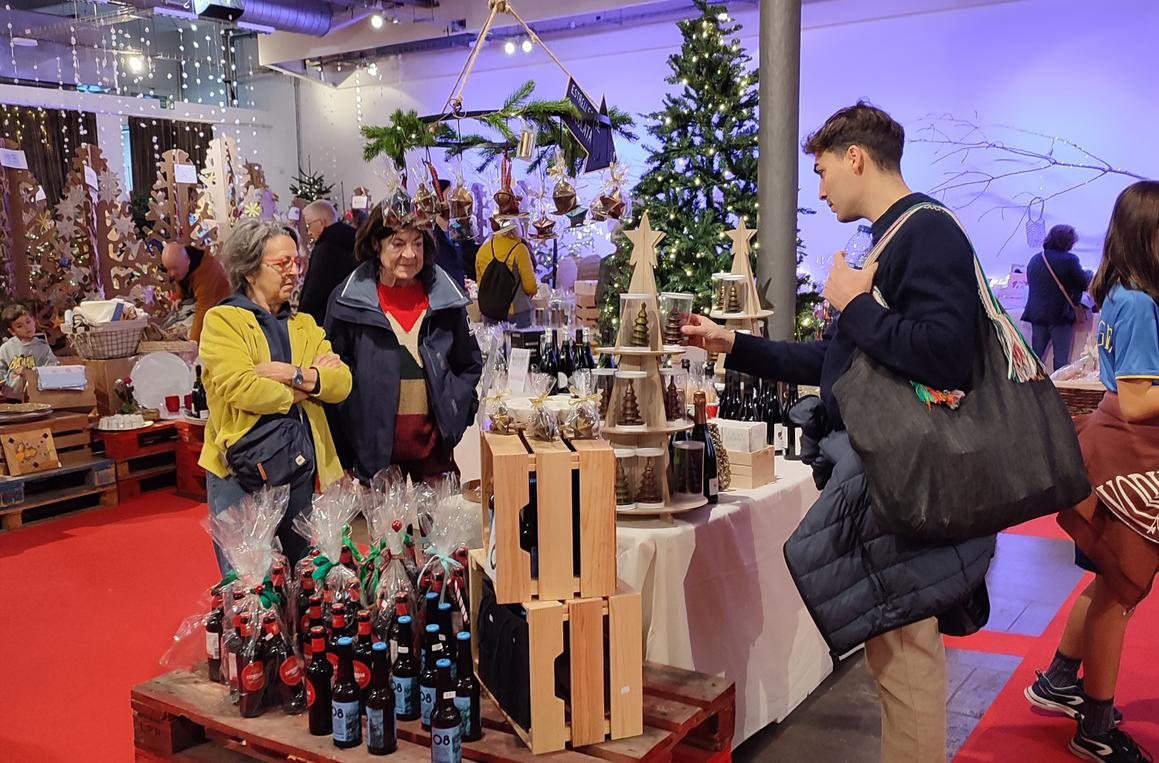 Visitants del Christmas Market Solidari de la Fundació Villavecchia