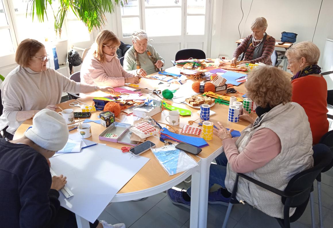 Un equip de voluntàries prepara manualitats a la Fundació Villavecchia