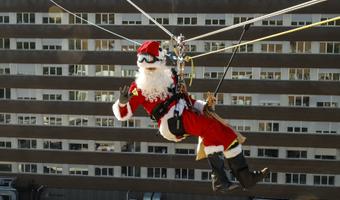 El Pare Noel es llança amb tirolina a Can Ruti