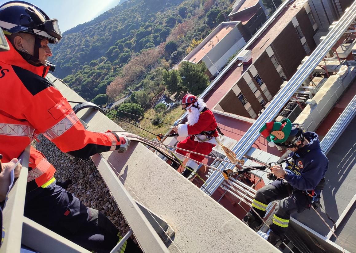 Moment en què el Pare Noel fa ràpel per saludar nens i nenes