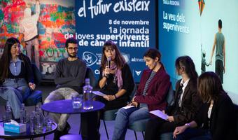 Taula de joves supervivents moderada per Yolanda Valle, coordinadora del programa NES